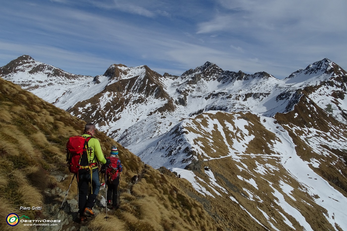 73 Scendendo al Passo di Tartano con vista sui Laghi di Porcile e su da sx Cima Vallocci, Cadelle e Valegino.JPG